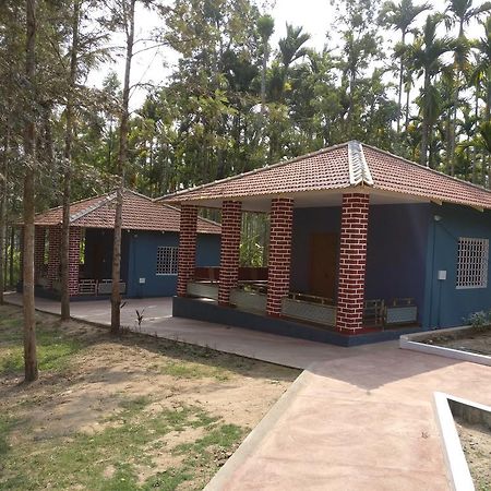 The Shades Holiday Homes Kushālnagar Esterno foto